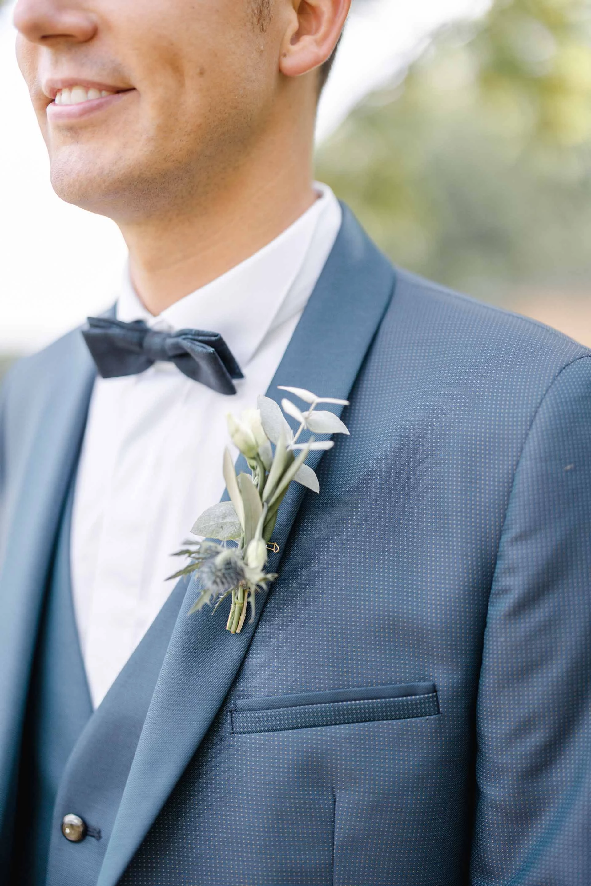 bleu collier noeud papillon costume gris